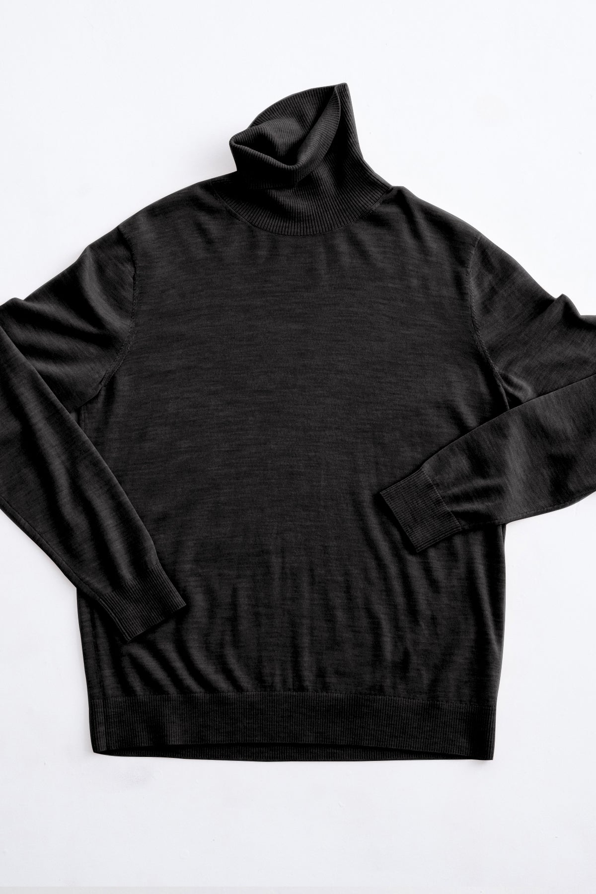 MERINO BLACK TURTLENECK JUMPER