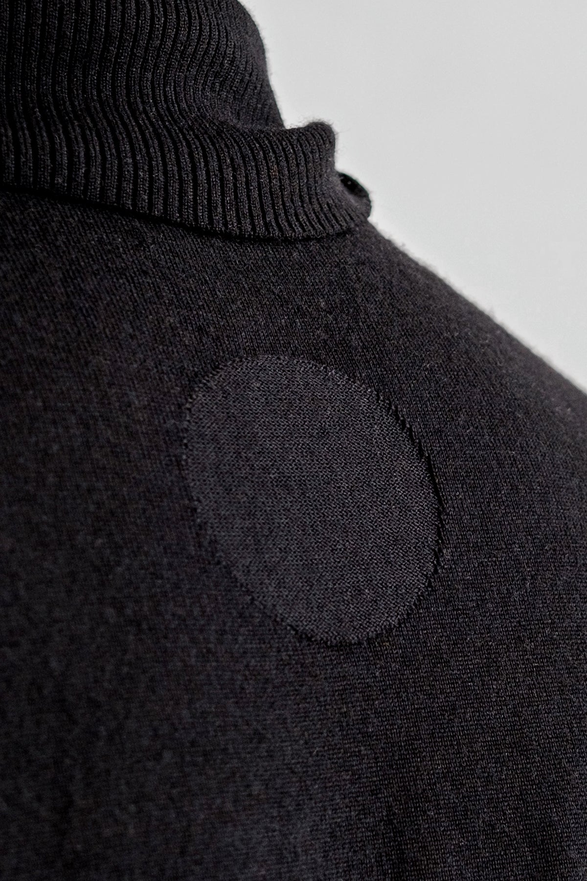 MERINO BLACK TURTLENECK JUMPER